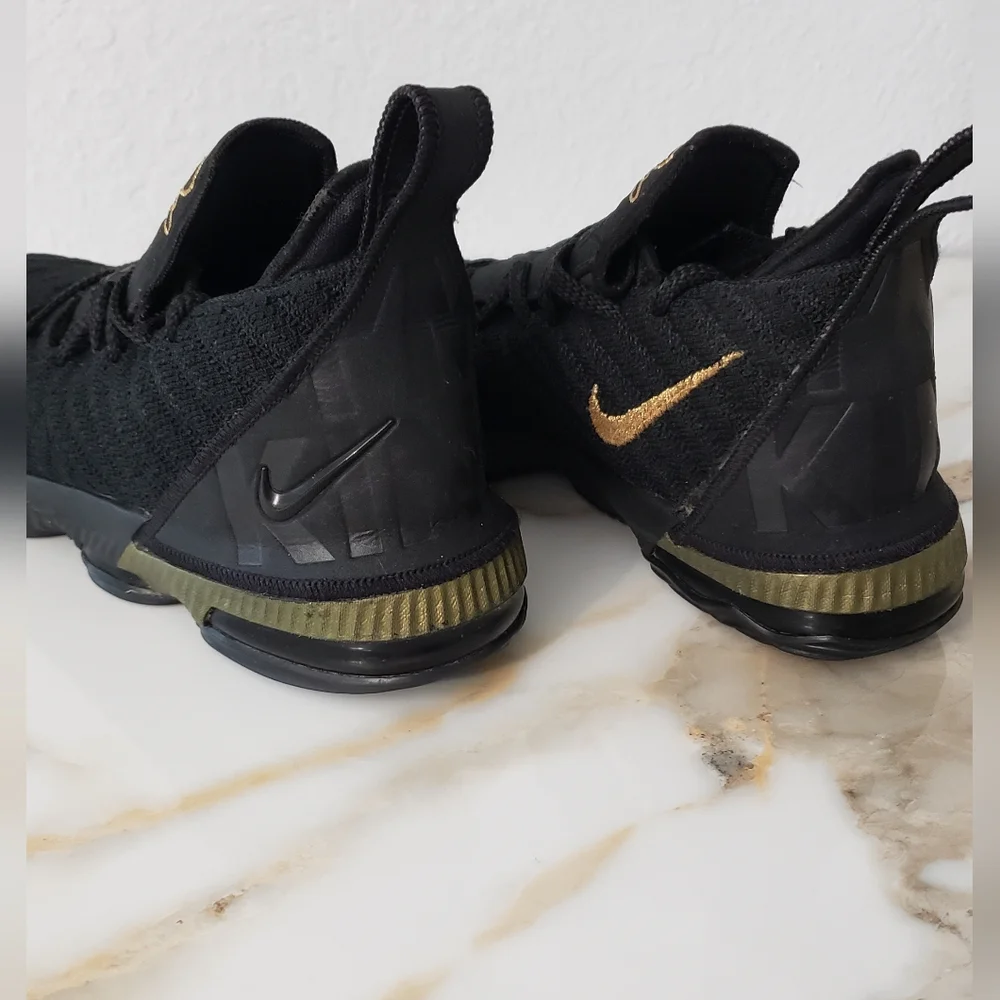 Nike LeBron 16 GS I'm King black metallic gold size 5.5 youth basketball tennis